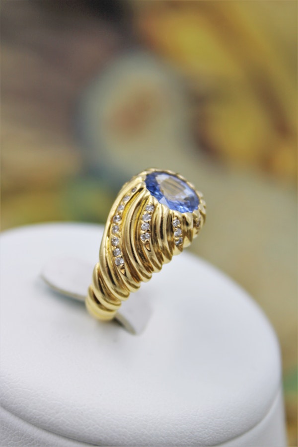 A very fine Natural Sapphire and Diamond Ring mounted in 18ct Yellow Gold, French, Circa 1960 - image 2