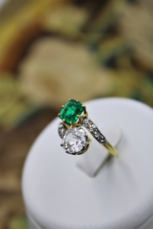 An exceptional Colombian Emerald & Diamond Ring mounted in 18 ct Yellow Gold & Platinum, English,Circa 1910