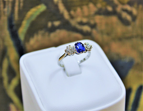 An extremely beautiful Sapphire and Diamond Three Stone Engagement Ring, Circa 1935. - image 3