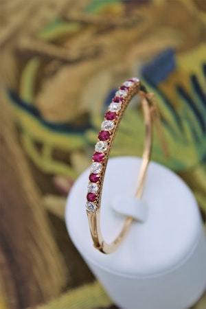 An exceptional Ruby & Diamond Edwardian Bangle in 15 Carat Gold, English, Circa 1905