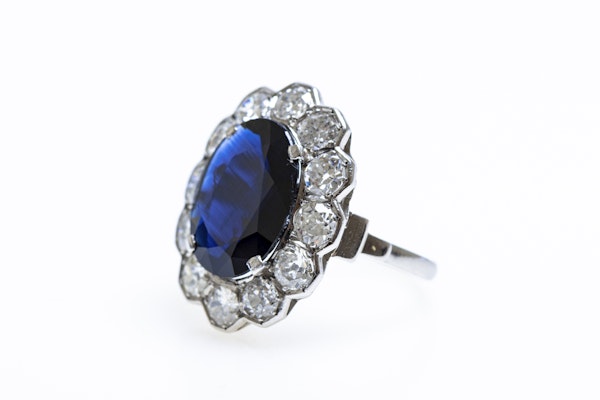 A remarkable Oval Sapphire & Diamond Cluster Ring mounted in Platinum, French, Circa 1935 - image 4
