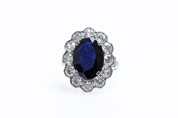 A remarkable Oval Sapphire & Diamond Cluster Ring mounted in Platinum, French, Circa 1935 - image 2