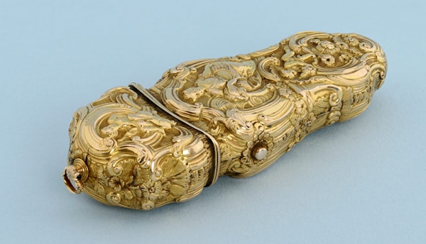 VERY FINE GOLD REPOUSSE SEWING ETUI - image 3
