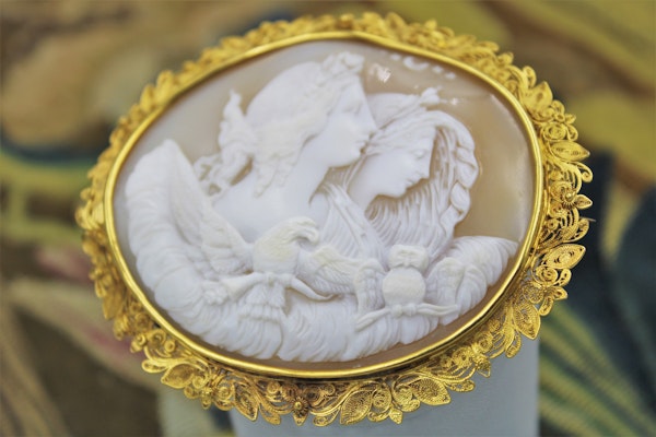 A very fine Shell Cameo and 18ct Yellow Gold (Marked) "Cannetille" Work Brooch, Circa 1830. - image 2