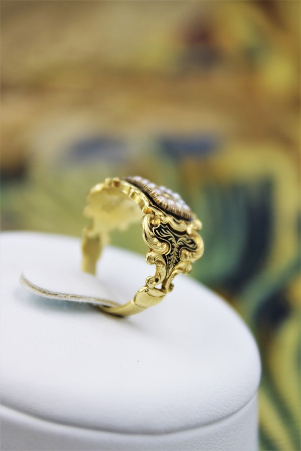 A fine mourning ring set with Seed Pearls in 18 Carat Yellow Gold, London, 1826 - image 3
