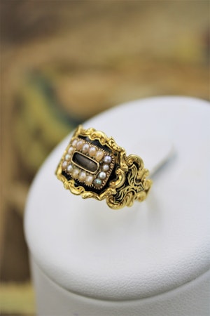 A fine mourning ring set with Seed Pearls in 18 Carat Yellow Gold, London, 1826