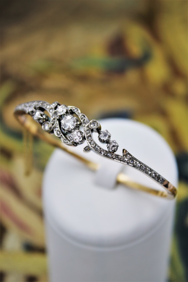 A very fine "Belle Epoque" Diamond Bangle in 18 ct. Yellow Gold & Platinum, French, Circa 1905. - image 1