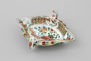 A CHINESE FAMILLE VERTE SAUCE BOAT, KANGXI (1662-1722)