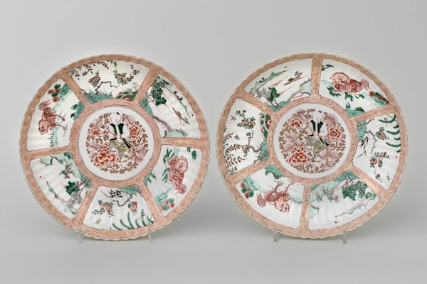 A PAIR OF RARE CHINESE FAMILLE VERTE AND NOIR DISHES, KANGXI (1662-1722) - image 1