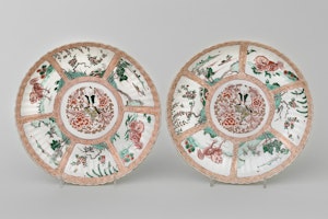 A PAIR OF RARE CHINESE FAMILLE VERTE AND NOIR DISHES, KANGXI (1662-1722)