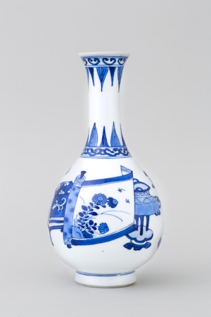 A CHINESE BLUE AND WHITE ‘HUNDRED ANTIQUES’ BOTTLE VASE, KANGXI (1662 – 1722)
