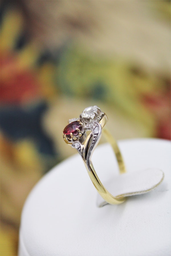 A very fine Art Nouveau Ruby & Diamond Twist Ring in 18 Carat Yellow Gold & Platinum tipped (tested), Circa 1905 - image 1