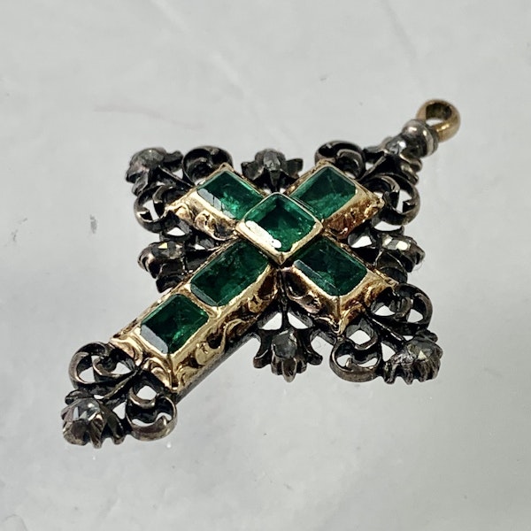 Seventeenth century cross with emeralds - image 2