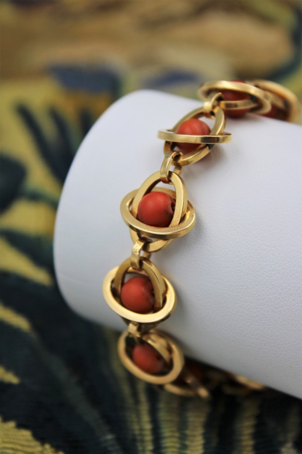 A very unusual Coral Bracelet set in 18 Carat Yellow Gold (tested), French, Circa 1945. - image 1