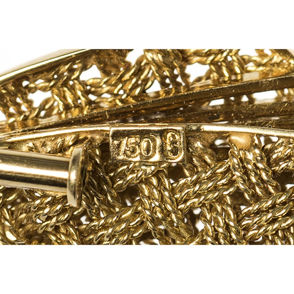 Vintage Brooch of Basket Weave Design in 18 Carat Gold & Diamonds, English circa 1950. - image 5