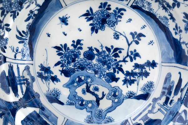 A CHINESE KANGXI BLUE AND WHITE BASIN, KANGXI (1662 – 1722) - image 3