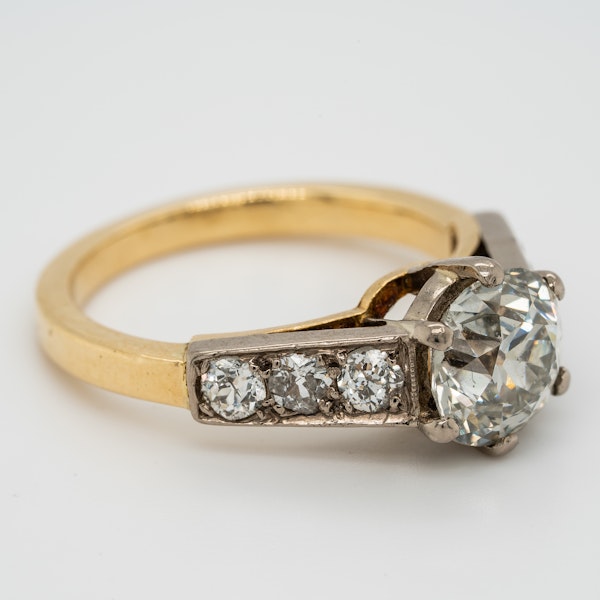 Victorian diamond solitaire ring of 2.15 ct est. plus diamond shoulders total 0.5 ct est. - image 2