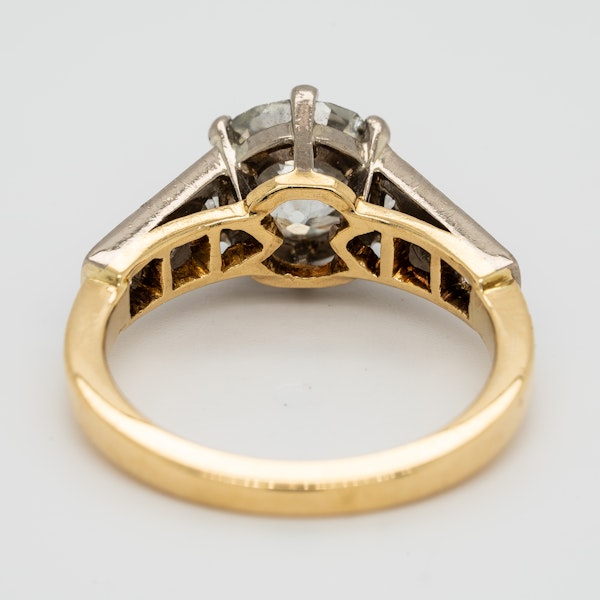 Victorian diamond solitaire ring of 2.15 ct est. plus diamond shoulders total 0.5 ct est. - image 4