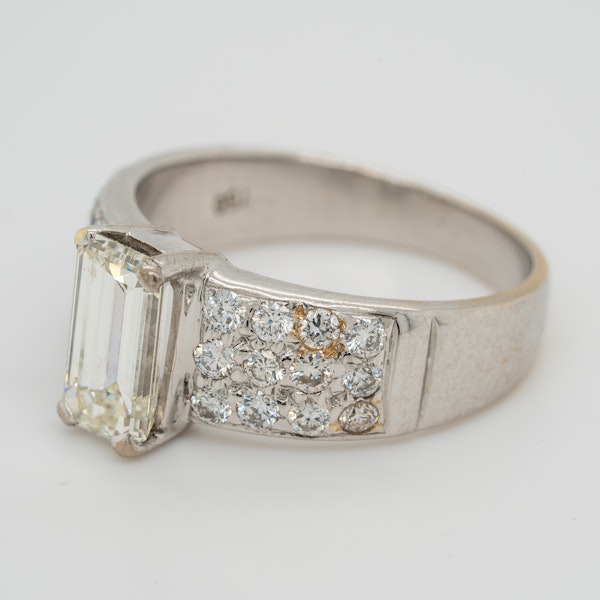 Emerald cut diamond ring of 1.40 ct with extended brilliant cut diamond shoulders . Certificated - image 3