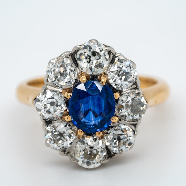 Sapphire and diamond oval cluster ring - image 1