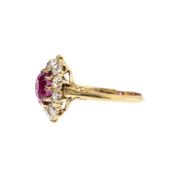 Victorian Ring with Burma Ruby and Diamonds in 18 Carat Gold, English circa 1890. - image 4