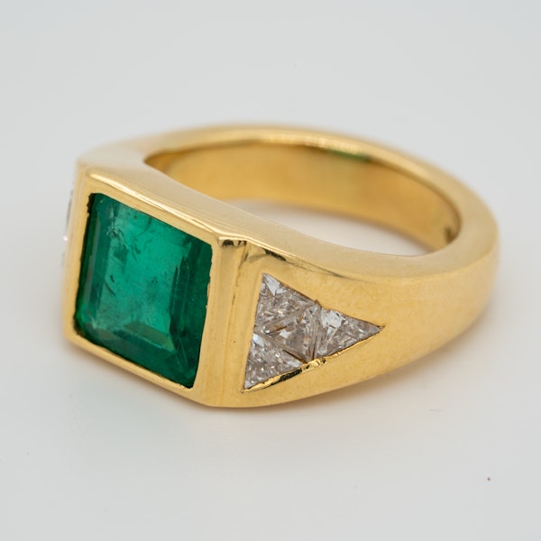 1960s Emerald and diamond ring with triangular diamond shoulders - image 3