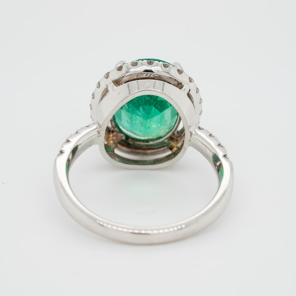 Emerald and diamond cluster ring, emerald 5.0 ct est. - image 4