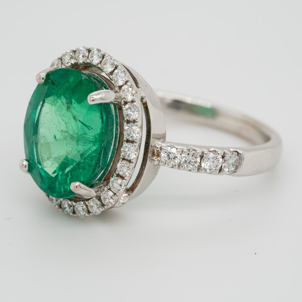Emerald and diamond cluster ring, emerald 5.0 ct est. - image 3