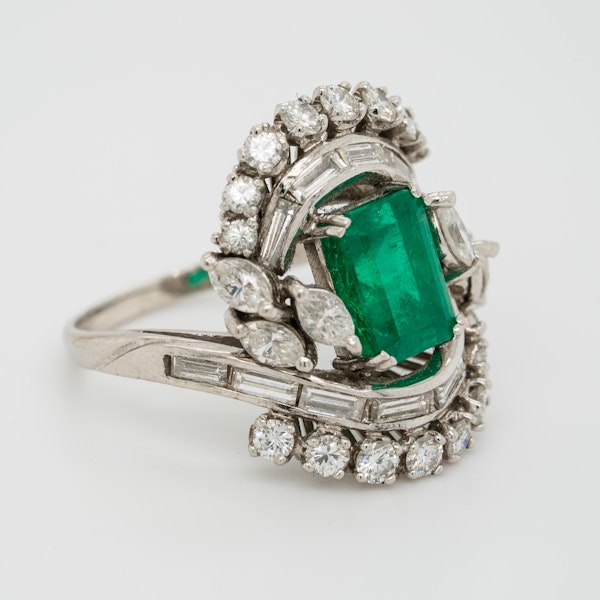 Emerald and diamond fancy cluster ring in platinum - image 2