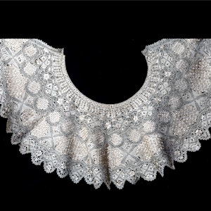 Maltese silk collar