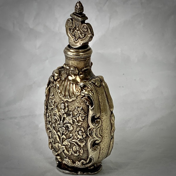 1680 Silver Gilt perfume bottle - image 2