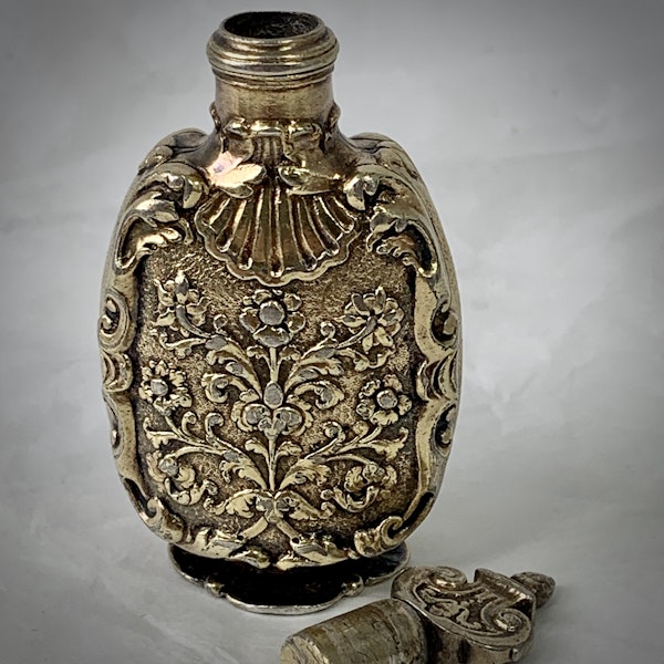 1680 Silver Gilt perfume bottle - image 4