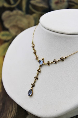 A very beautiful 15 Carat Yellow Gold (stamped) Natural Sapphire & Seed Pearl Demi-Necklace, Belle Époque \ Circa 1905