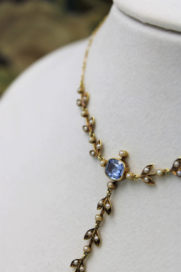 A very beautiful 15 Carat Yellow Gold (stamped) Natural Sapphire & Seed Pearl Demi-Necklace, Belle Époque \ Circa 1905 - image 2