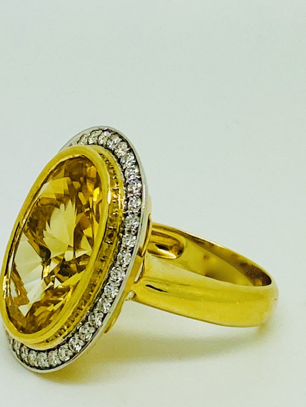 18K yellow gold 9.32ct Yellow Citrine and Diamond Ring - image 1