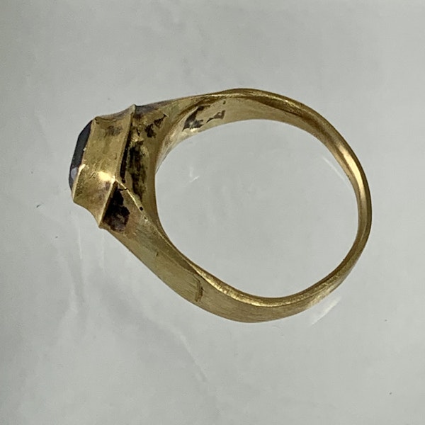 Early sixteenth century gold ring with sapphire - image 2