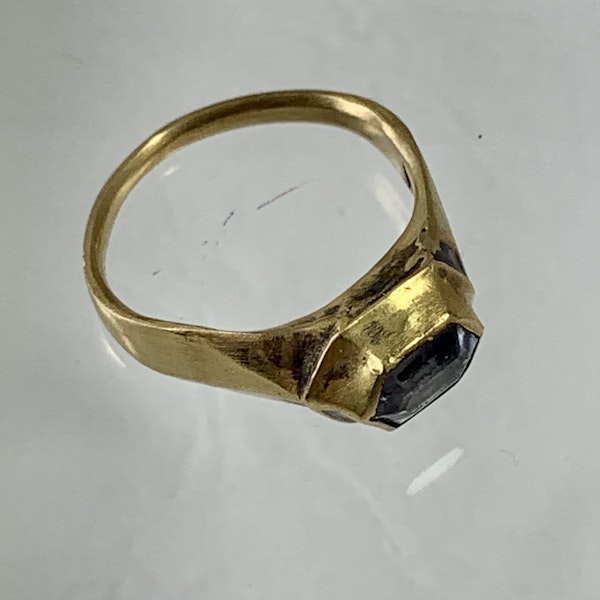 Early sixteenth century gold ring with sapphire - image 4