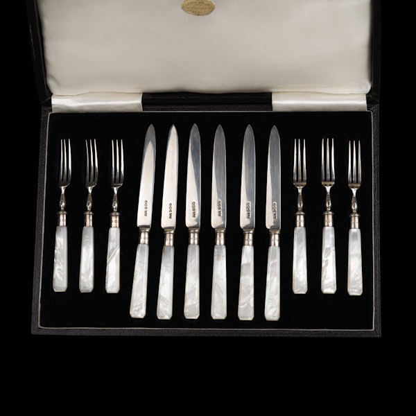 A boxed set of silver & desert forks & knives - image 1