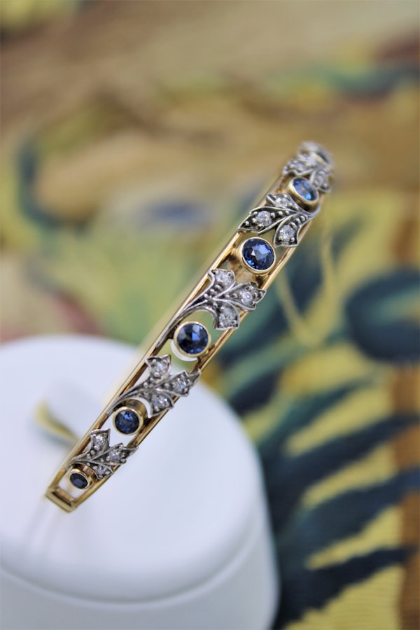 A very fine Sapphire & Diamond Bangle mounted in 15 Carat Yellow Gold (tested), Circa 1905. - image 1