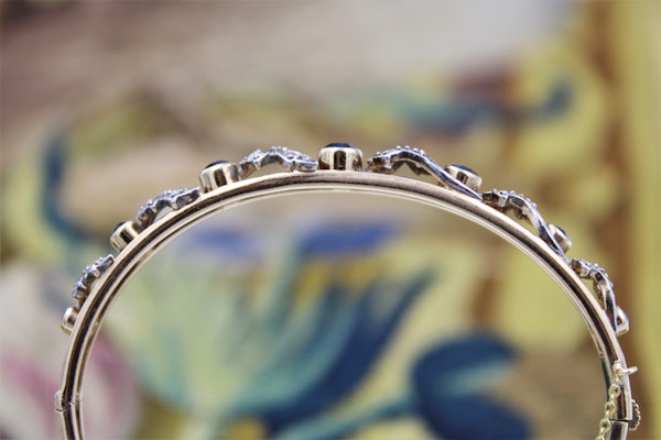 A very fine Sapphire & Diamond Bangle mounted in 15 Carat Yellow Gold (tested), Circa 1905. - image 2