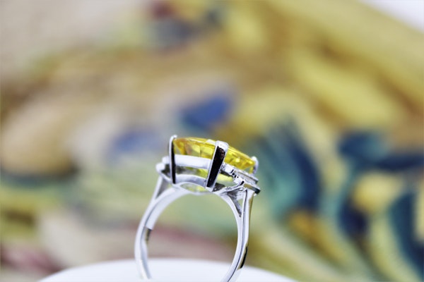 An exceptional Yellow Sapphire and Diamond Engagement Ring set in Platinum (Marked), Late 20th Century. - image 2