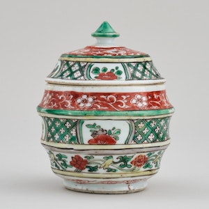 A CHINESE KANGXI FAMILLE VERTE JAR AND COVER, KANGXI (1662 - 1722)