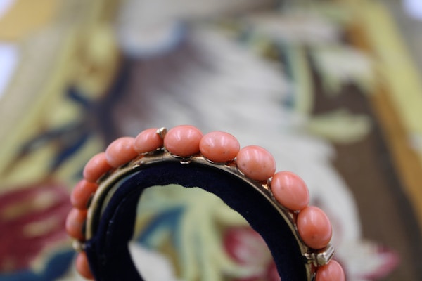 An exquisite Coral Bangle with double hinge in High Carat Yellow Gold, Circa 1910 - image 2