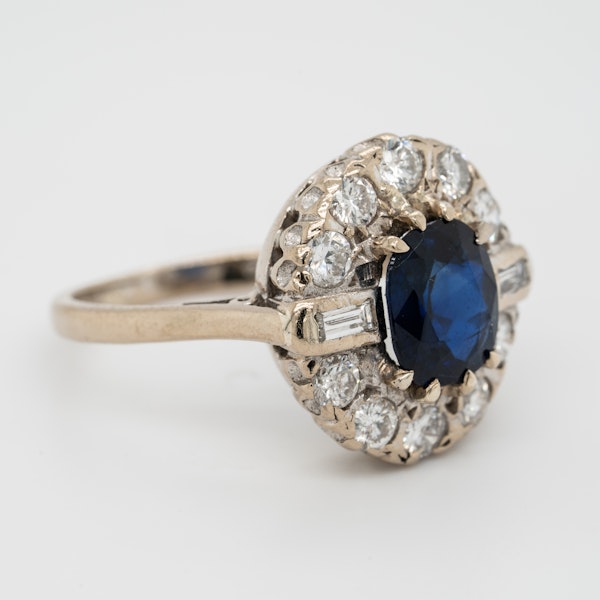 Sapphire and diamond oval cluster ring - image 3