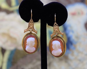 Downstairs at Grays: A very fine pair of Antique Hardstone Cameo Drop Earrings mounted in 18ct Yellow Gold, English, Circa 1870 - 80