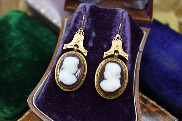 A very fine pair of Hardstone Cameo Drop Earrings mounted in 18ct Yellow Gold, English, Circa 1870 - 80 - image 2
