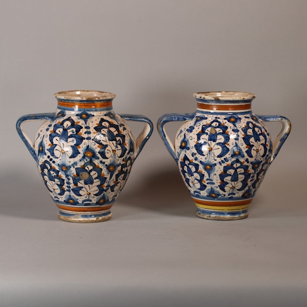 Pair of Italian Montelupo two-handled vases, late 16th century - image 3
