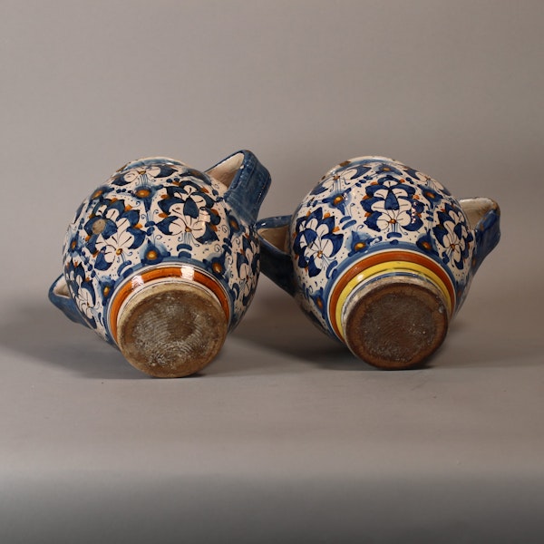 Pair of Italian Montelupo two-handled vases, late 16th century - image 2
