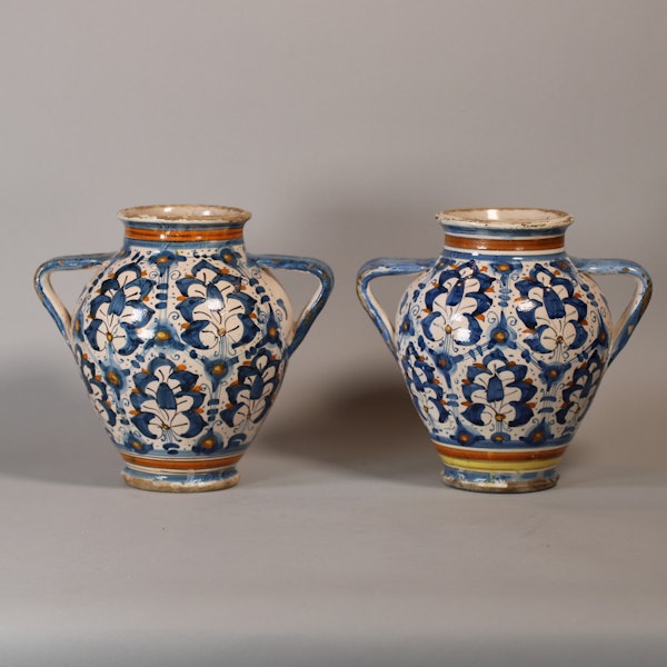 Pair of Italian Montelupo two-handled vases, late 16th century - image 1