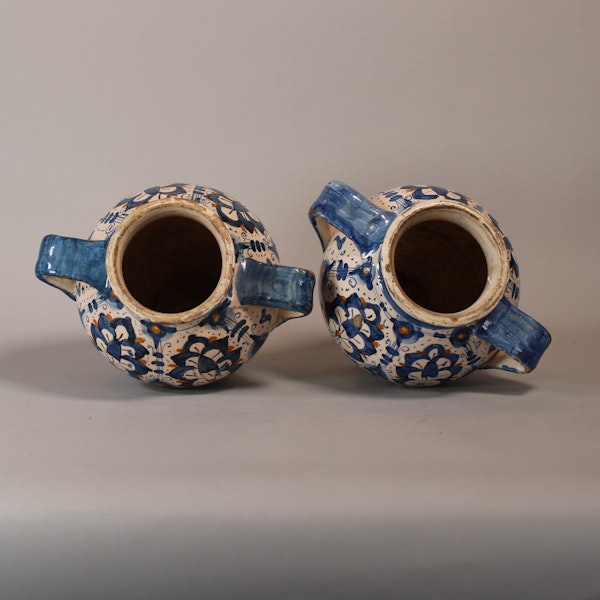 Pair of Italian Montelupo two-handled vases, late 16th century - image 4
